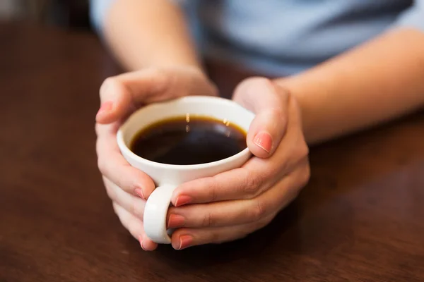 Close up of woman holding hot black coffee cup — Stock Photo, Image