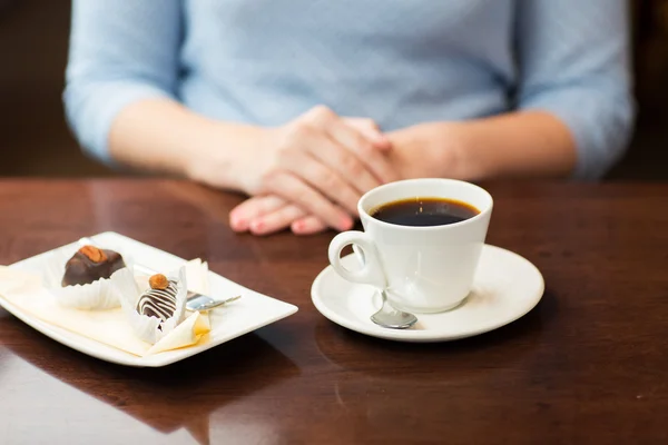 Primo piano di mani di donna con caffè e dessert — Foto Stock