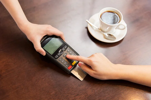 Perto de mãos com leitor de cartão de crédito no café — Fotografia de Stock