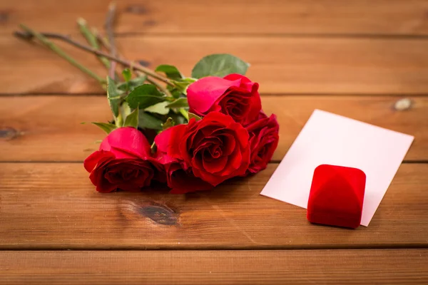 Pudełko, czerwone róże i kartkę z życzeniami z bliska — Zdjęcie stockowe