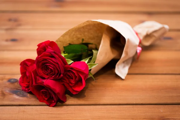 Close up de rosas vermelhas cacho embrulhado em papel — Fotografia de Stock