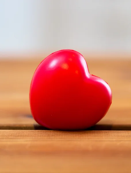 Primer plano de la decoración del corazón rojo en madera —  Fotos de Stock