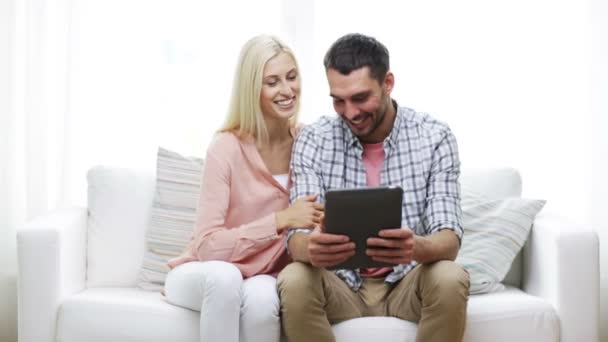 Feliz pareja con PC tableta ver fotos en casa — Vídeo de stock