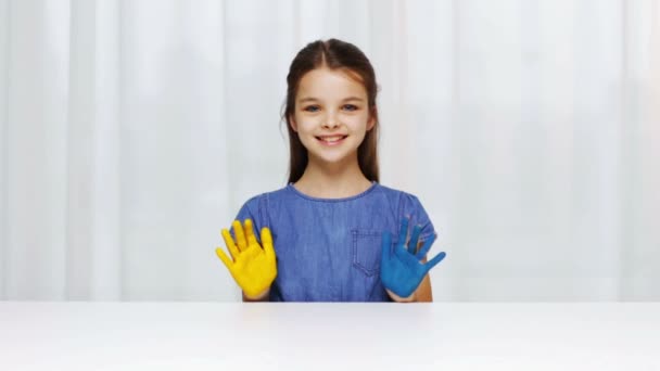 Sorrindo menina mostrando as mãos pintadas — Vídeo de Stock