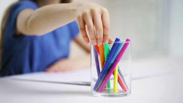 Felt-tip pens in glass and girl drawing on paper — Stock Video