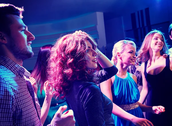 Amigos sorridentes dançando no clube — Fotografia de Stock
