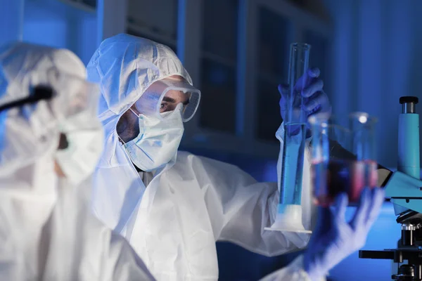 Primo piano degli scienziati che effettuano test in laboratorio — Foto Stock