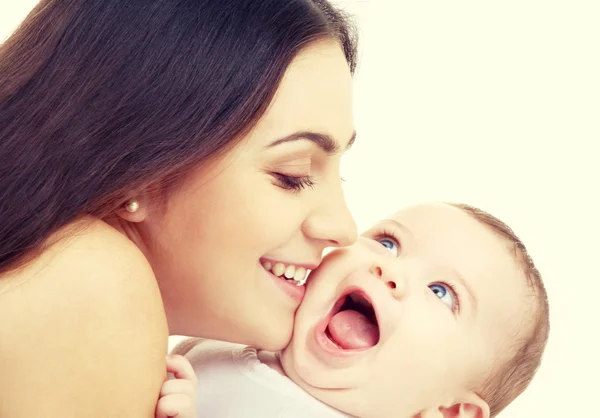 Mãe beijando seu bebê — Fotografia de Stock