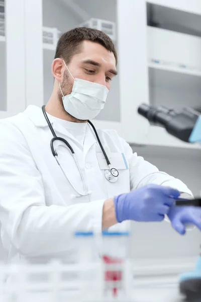 Joven científico con guantes en el laboratorio —  Fotos de Stock