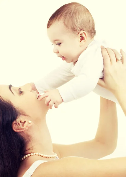 Gelukkig moeder met babyjongen — Stockfoto