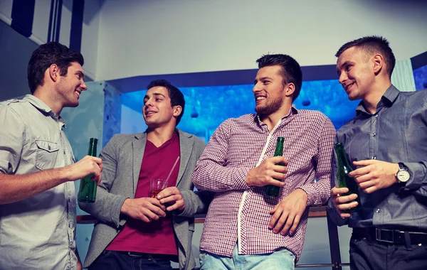 Groep van mannelijke vrienden met bier in nachtclub — Stockfoto