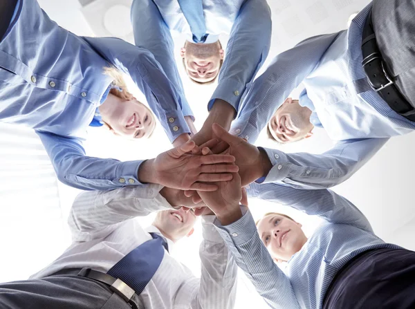 Sonriente grupo de empresarios de pie en círculo — Foto de Stock