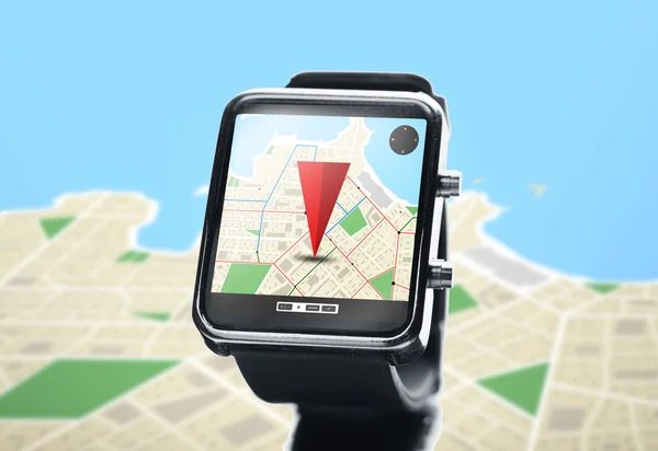 Close up de smartwatch com mapa de navegador — Fotografia de Stock