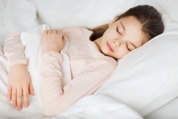 Девушка спит в постели дома — стоковое фото