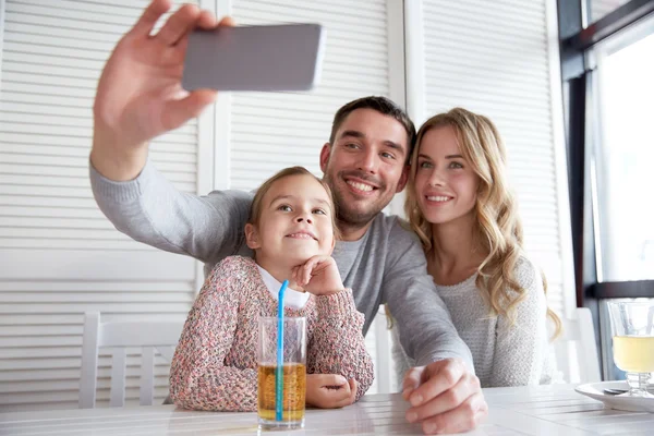 Familia feliz tomando selfie en el restaurante —  Fotos de Stock