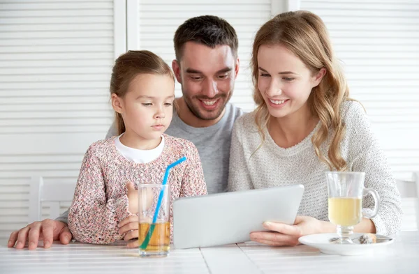 Famille heureuse avec tablette PC au restaurant — Photo