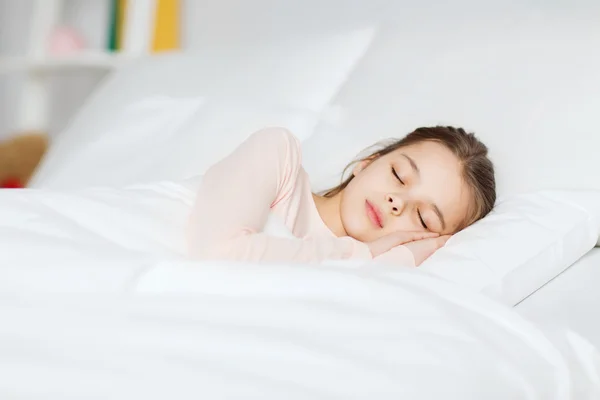 Дівчина спить в ліжку вдома — стокове фото