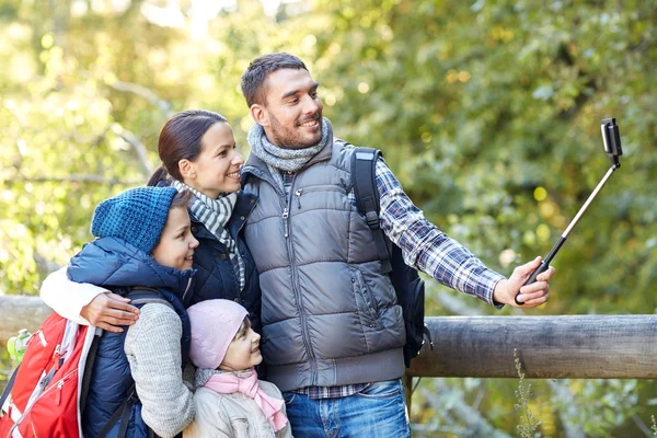 Famiglia felice con smartphone selfie bastone nel bosco — Foto Stock