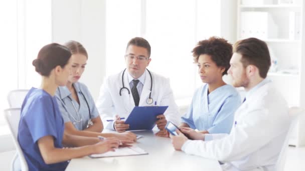 Grupo de médicos reunidos en el consultorio del hospital — Vídeo de stock