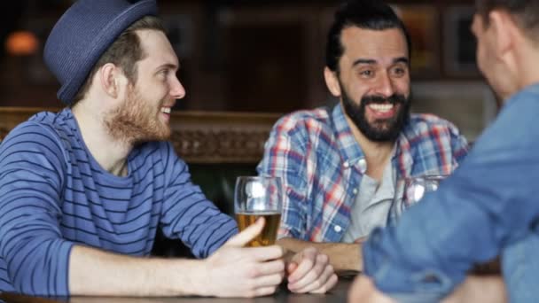 Glückliche männliche Freunde, die Bier in der Bar oder Kneipe trinken — Stockvideo