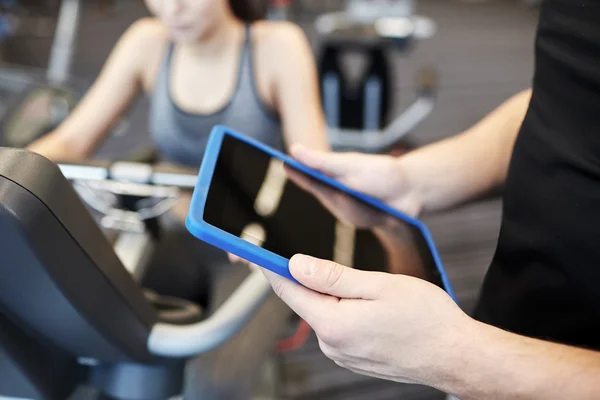 Close up van trainer handen met de tablet pc in de sportschool — Stockfoto