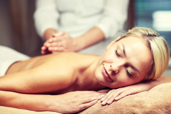 Close up de mulher deitada e tendo massagem no spa — Fotografia de Stock