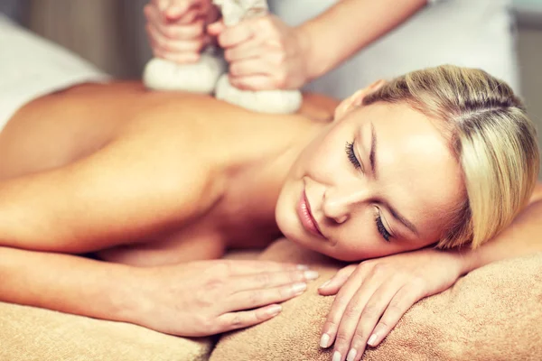 Close up de mulher deitada na mesa de massagem no spa — Fotografia de Stock