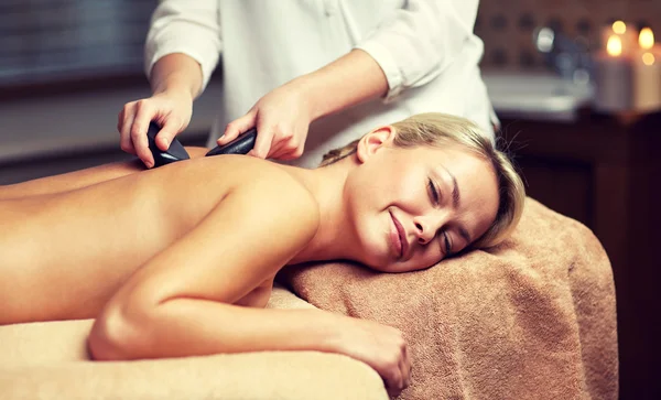 Close up de mulher fazendo massagem de pedra quente no spa — Fotografia de Stock