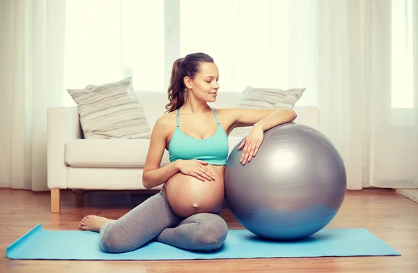 Mulher grávida feliz com fitball em casa — Fotografia de Stock