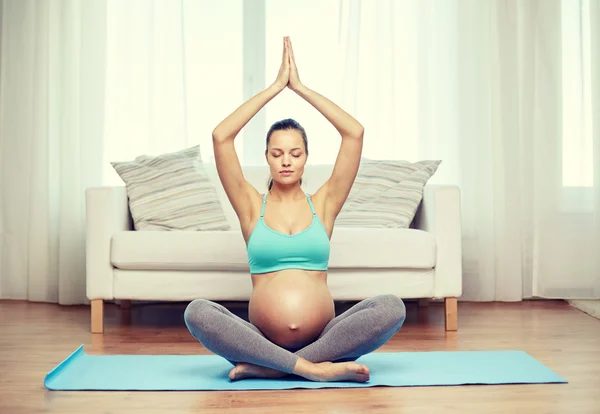 Mulher grávida feliz meditando em casa — Fotografia de Stock