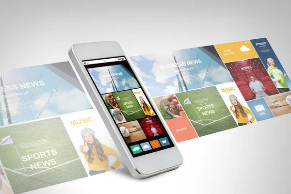 Smarthphone med Nyheter webbsidan på skärmen — Stockfoto