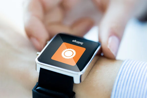Close up of hands setting smartwatch — Stockfoto