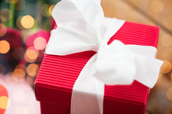 Close-up de caixa de presente vermelho com arco branco — Fotografia de Stock