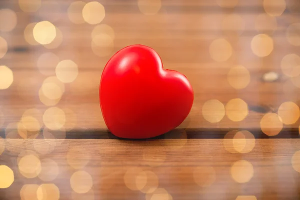 Kırmızı kalp dekorasyon ahşap üzerine yakın çekim — Stok fotoğraf