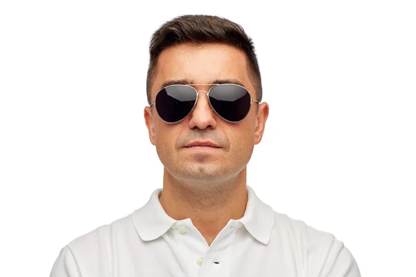 Face of man in polo t-shirt and sunglasses — Stockfoto