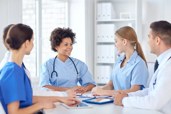 Groupe de médecins heureux réunion au bureau de l'hôpital — Photo