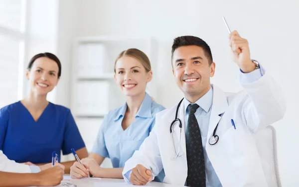 Gruppe glücklicher Ärzte auf Konferenz im Krankenhaus — Stockfoto
