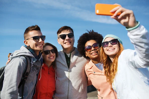 Amis souriants prendre selfie avec smartphone — Photo