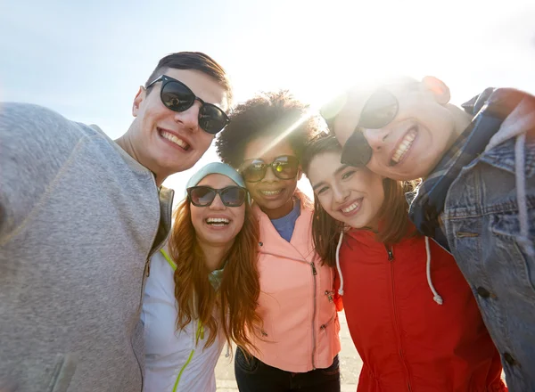 Smiling friends taking selfie — Stock Photo, Image