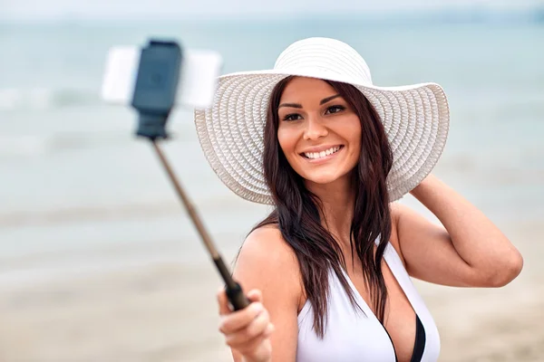 Lächelnde junge Frau macht Selfie mit Smartphone — Stockfoto