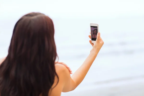 Νεαρή γυναίκα που παίρνει selfie με smartphone — Φωτογραφία Αρχείου