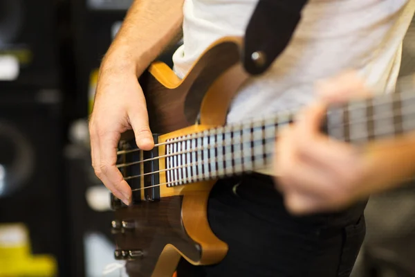 Primer plano de músico con guitarra en el estudio de música — Foto de Stock