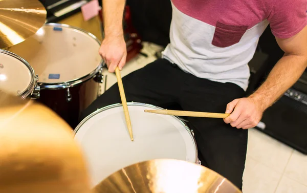 Крупним планом чоловічий музикант грає на барабанному наборі — стокове фото