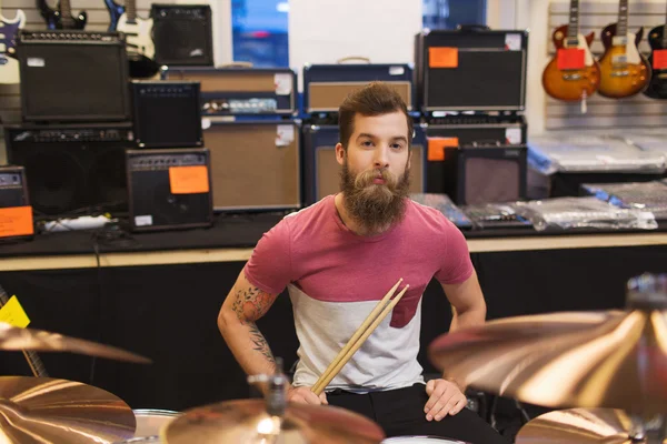 Mužské hudebník s činely na hudební škole uchovávat — Stock fotografie