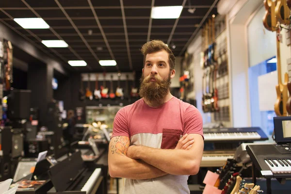 Assistente ou cliente com barba na loja de música — Fotografia de Stock