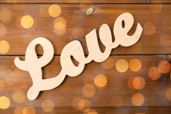 Närbild på ordet kärlek cutout på trä Stockbild