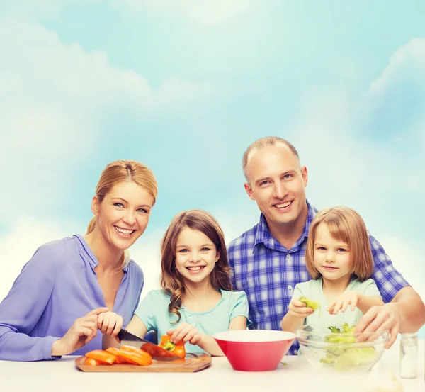 Lycklig familj med två barn att göra middag hemma — Stockfoto