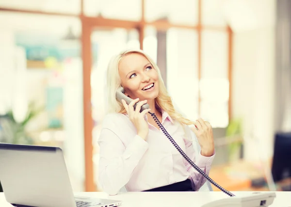 Affärskvinna eller student uppmanar telefonen leende — Stockfoto