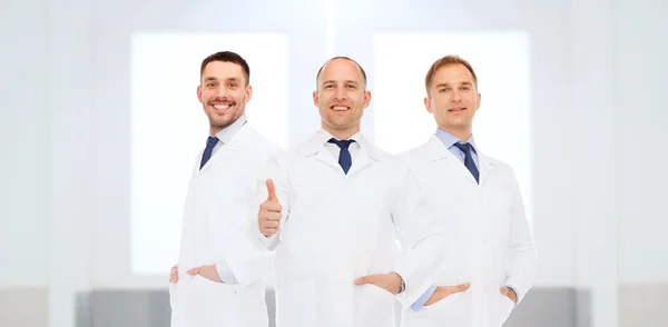 Group of doctors at hospital showing thumbs up — Zdjęcie stockowe