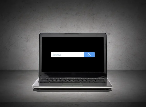 Laptop with internet browser search bar on screen — Zdjęcie stockowe